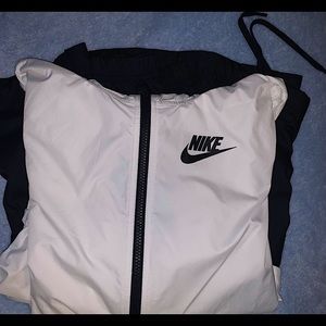 Cute black and white long windbreaker.